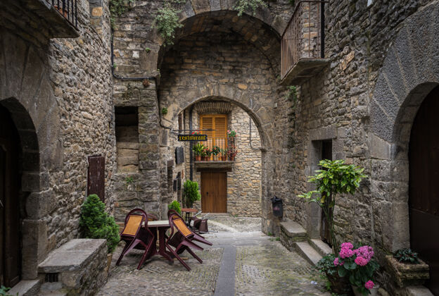 石头房子西班牙艾恩萨-2020年6月27日：西班牙韦斯卡 比利牛斯山脉的艾恩萨中世纪村庄 有漂亮的石头房子中世纪村庄建筑中世纪