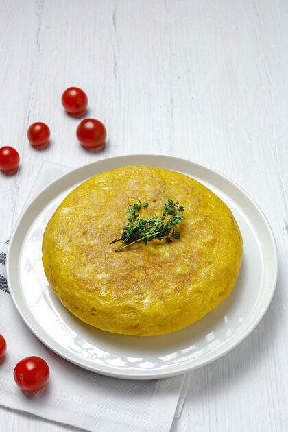 薯条自制西班牙煎蛋卷鸡蛋传统的西班牙菜部分晚餐一餐