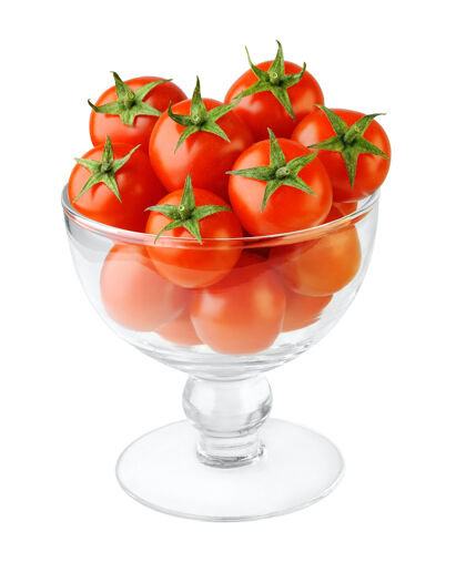 碗樱桃西红柿在一个玻璃杯中隔离在白色背景上闪亮素食小的
