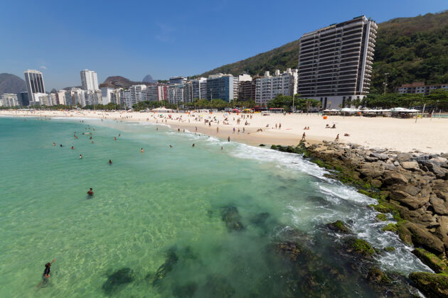 美丽巴西里约热内卢的科帕卡巴纳海滩绿水青山城市人沙滩