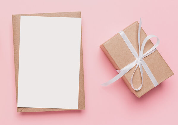 美丽带便笺的礼物 生日概念问候便条礼品盒