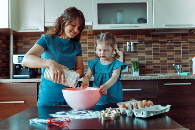 家庭妈妈和女儿在厨房里准备健康饮食和生活方式的概念家庭价值观烹饪膳食孩子