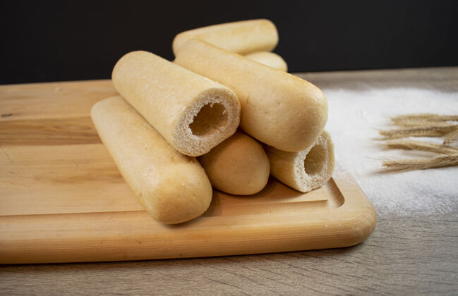 面包粉从烤面包到把热狗折成一块的整个过程面包木头木板