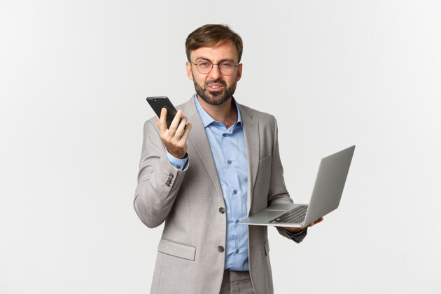 经理困惑的商人和眼镜的肖像 在电话中收到坏消息企业家笔记本电脑情绪