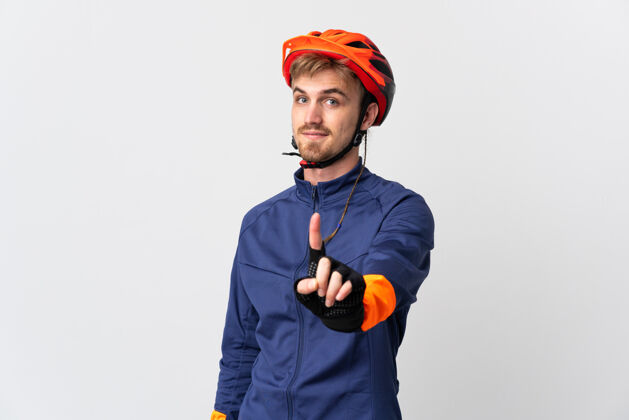 人年轻的骑自行车的金发男子在白色背景下显示和举起手指孤立年轻人运动员成人
