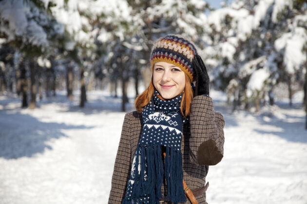 围巾美丽的年轻红发女子在冬季公园女人温暖公园