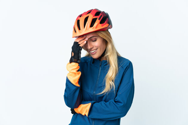 人年轻的金发乌拉圭骑自行车的女人在笑头盔运动员金发