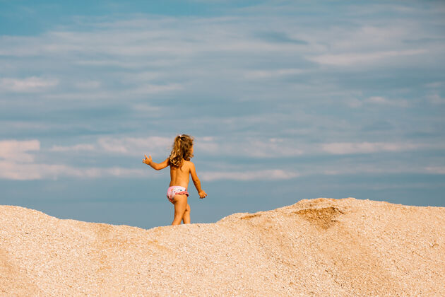 跑步快乐的小女孩在沙滩上奔跑玩耍海洋热带