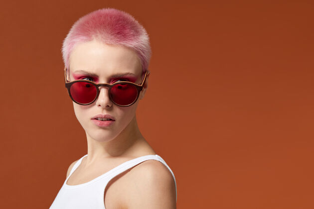 工作室粉红色短发的年轻女子女人模特年轻