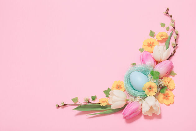 食物粉色背景上的复活节彩蛋和春花郁金香自然粉彩