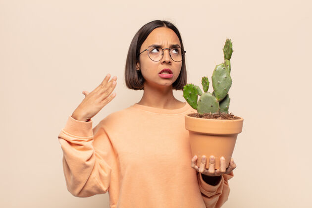 植物年轻的拉丁女人感到压力 焦虑 疲惫和沮丧 拉衬衫脖子植物学麻烦绝望
