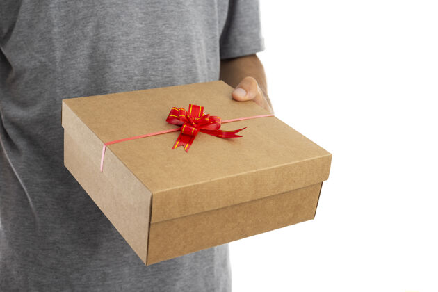 花男人用情人节的礼物盒给他的女朋友惊喜礼品盒丝带情人节