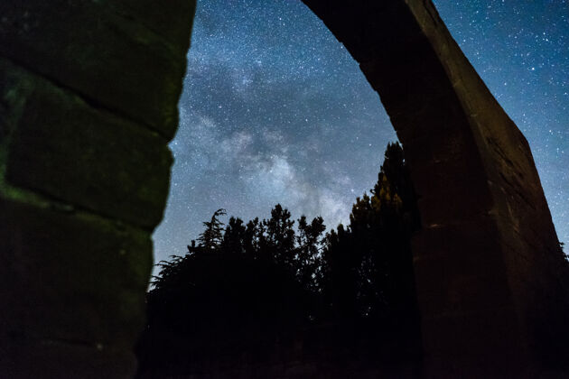 夜晚夜空与银河穿越西班牙废墟银河满天森林
