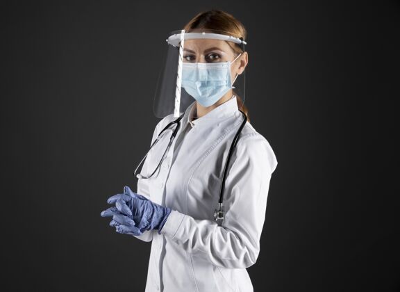 冠状病毒戴着医用口罩的女医生医疗专家健康