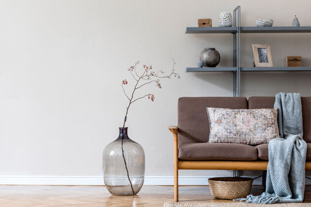 室内客厅的现代室内设计 棕色木沙发 灰色书摊 玻璃花瓶 花卉和优雅的配件米色和日本风格的概念时尚的家居舞台复制空间家具米色公寓