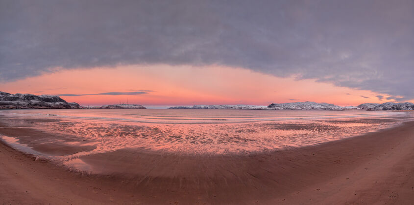 天气广阔的冬季日落全景与惊人的洋红色峡湾北极田园诗凉爽
