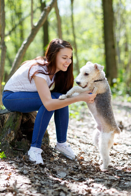 关系一个女人和她的狗在公园的可爱肖像自然休闲微笑