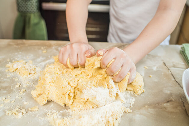 烹饪孩子的手在厨房里揉面团在家做饭孩子童年室内