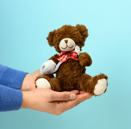 柔软有趣的复古棕色卷曲泰迪熊与白色纱布绷带 在儿童或动物受伤的概念毛绒抱着有趣