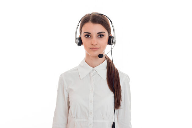 销售年轻漂亮的呼叫中心接线员穿着白衬衫 耳机被隔离在录音室的墙上人员公司信心