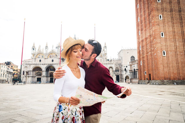 年轻年轻夫妇在威尼斯游玩-游客在意大利旅游和观光威尼斯最相关的地标-关于生活方式 旅游 旅游的概念微笑人生活方式