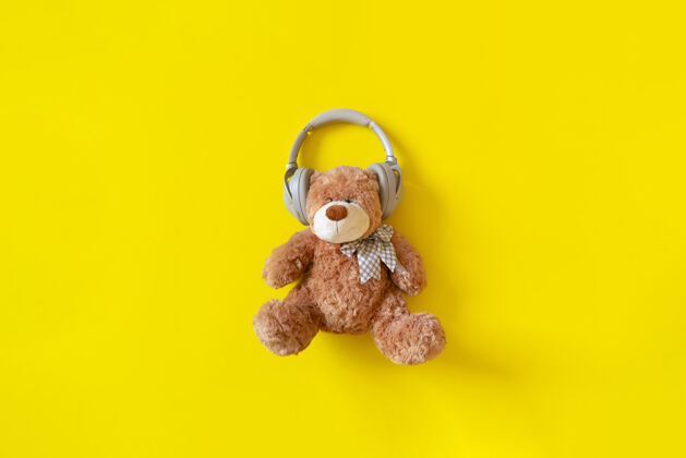 歌曲泰迪熊戴着耳机听收音机里的音频音乐收音机迪斯科热门