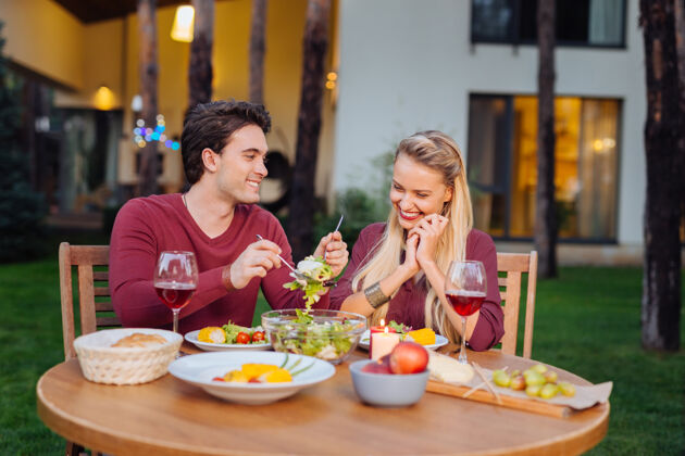 约会餐厅用餐快乐的夫妇坐在一起 在餐厅吃着美味的晚餐男人女人关系