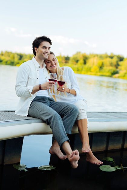 休闲浪漫的野餐快乐的新婚夫妇坐在河边野餐交流女人爱好