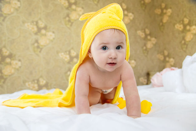 肖像宝宝用毛巾洗澡后婴儿表情天真