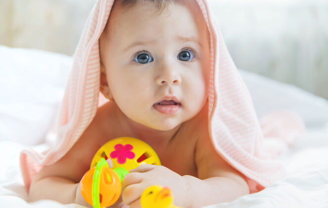 肖像宝宝用毛巾洗澡后可爱健康笑
