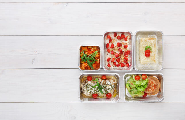 包装健康食品餐厅送货 每日膳食和小吃营养 蔬菜 肉类和水果箔盒俯视图 平放在白色木材与复制空间午餐菜单顶视图