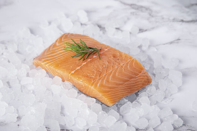 营养在白色大理石表面冰上撒上迷迭香的鲑鱼饮食概念生鱼片海鲜