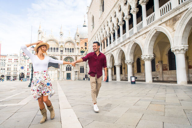 一起年轻夫妇在威尼斯游玩-游客在意大利旅游和观光威尼斯最相关的地标-关于生活方式 旅游 旅游的概念大教堂参观旅游