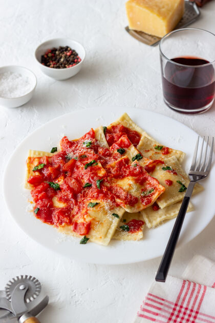 厨房馄饨配番茄酱 菠菜和帕尔玛干酪健康饮食素食意大利料理碗早午餐奶酪