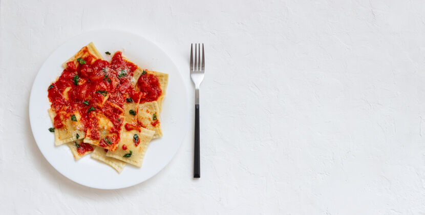 广场馄饨配番茄酱 菠菜和帕尔玛干酪健康饮食素食意大利料理厨房素食罗勒