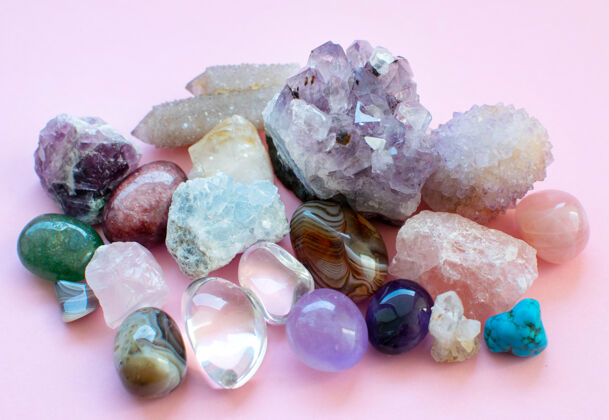 神秘滚落和粗糙的宝石和各种颜色的水晶能源宝石钻石