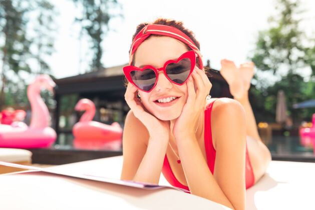保健好心情快乐积极的女人微笑着抚摸她的脸度假泳装懒惰