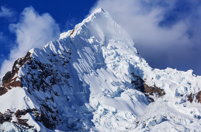 山脉美丽的山脉风景在科迪勒拉华亚什 秘鲁 南美洲山峰冰川泻湖