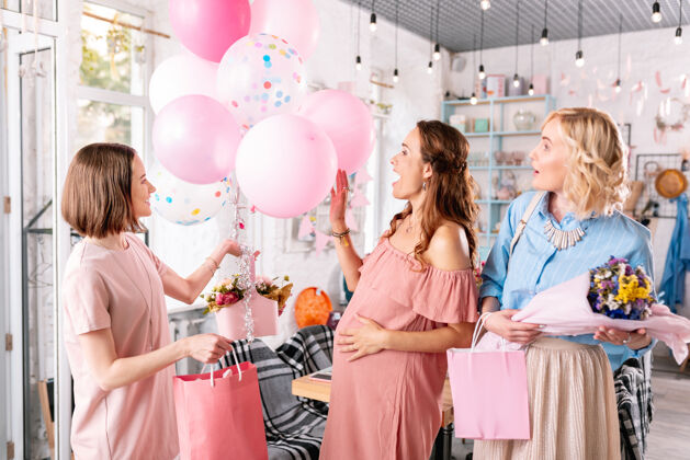 午餐快乐的女人黑发期待的女人在庆祝她生命中最美好的一天时 在活动代理机构感到快乐积极母亲怀孕