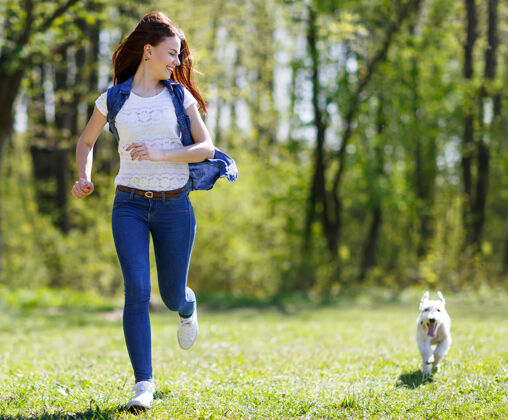 乐趣美丽少女和她的狗的画像公园友谊女孩