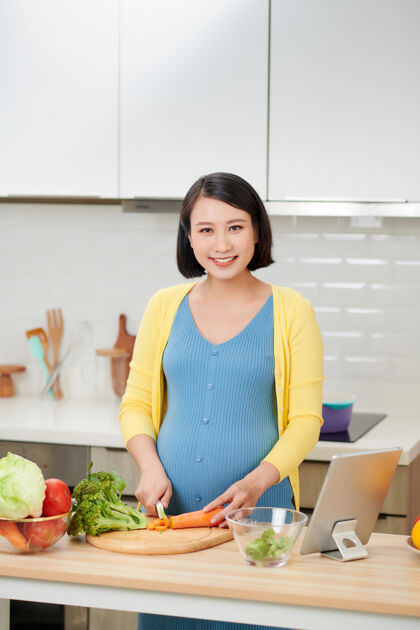 营养孕妇用水果和蔬菜准备健康食品特写食物女人父母