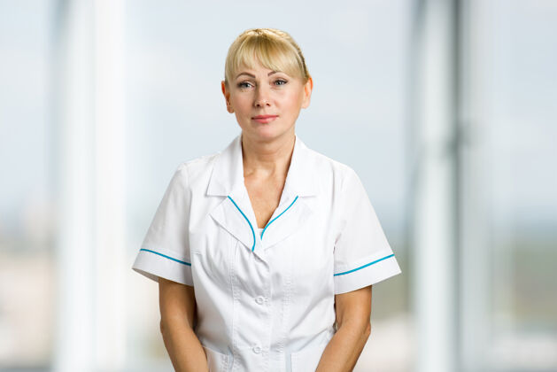 美丽穿着白色制服的护士的肖像女医生站着治疗手术女性