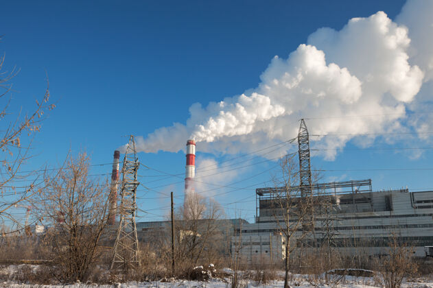 烟雾火力发电厂的冬季景色燃料雪白