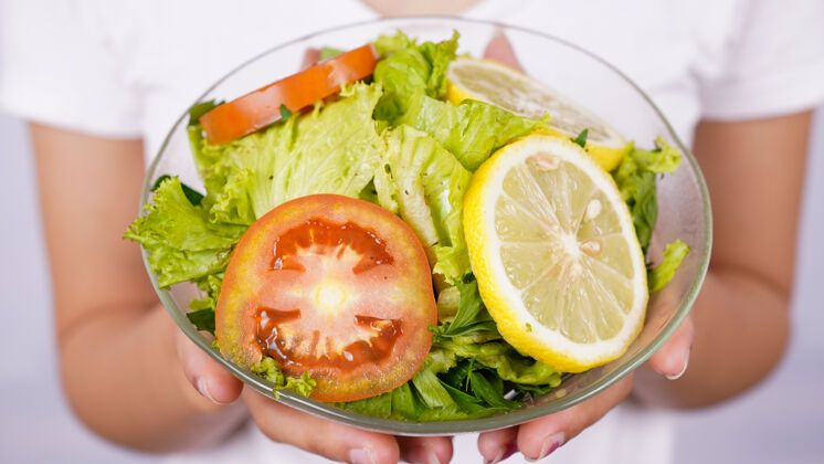黄瓜西红柿 柠檬和新鲜蔬菜沙拉小吃莴苣饮食