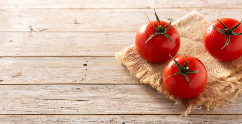 配料有机新鲜番茄放在木桌上有机生的三