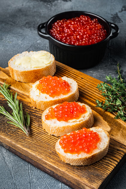 法式面包用红鲑鱼鱼子酱做的小吃 新年用 放在灰色的桌子上美食面包海鲜