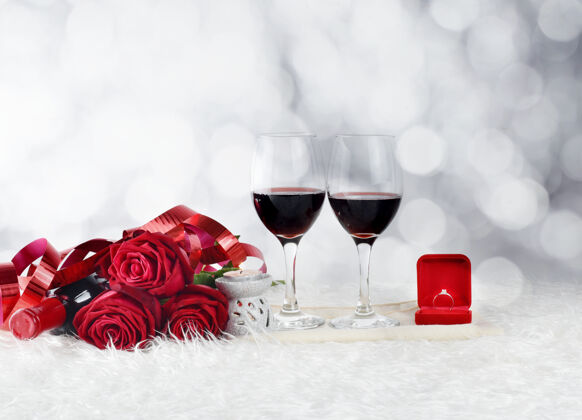 红玫瑰有香槟酒杯和红玫瑰的情人节花束浪漫眼镜