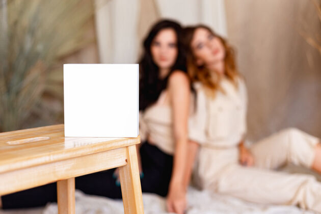 盒子白板和两个女人特写女人盘子