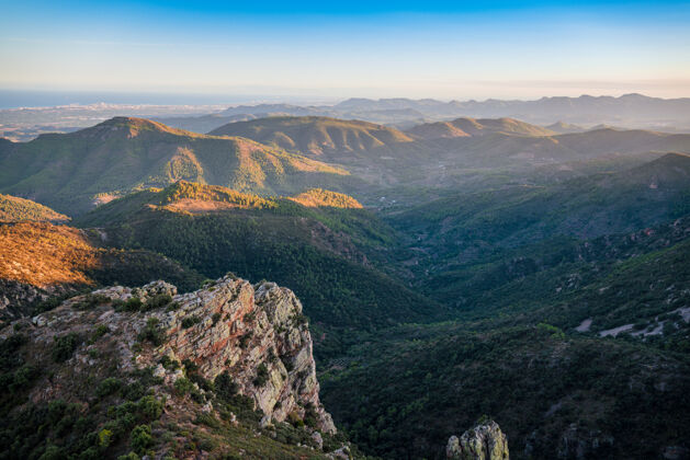 悬崖晚上从上面看绿色 丘陵和岩石景观西班牙东部的地中海景观风景景观高角度看