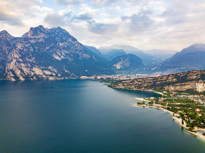 城市拉戈迪加尔达湖和阿尔卑斯山托博勒村的俯视图意大利布景.!城市 风景 村庄 山 城市 湖泊 景观 意大利 顶视图 欧洲 平静 多云 全景 阿尔卑斯山 全景 高山 风景